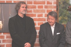 Ryszard Karczmarski i Janusz Jutrzenka Trzebiatowski na wernisażu wystawy fotografii otworkowej.