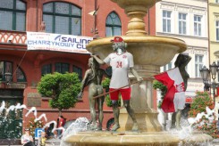 Panny z fontanny miały mieć w czerwcu 2012 narodowe stroje piłkarskie - fotomontaż ms.