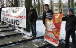 W lutym 2012 Arcana Historii tak protestowały przy cmentarzu żołnierzy radzieckich.