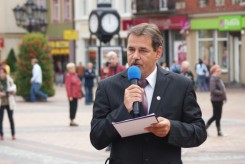 Burmistrz Arseniusz Finster 10.09.2011 roku przemawiał na rynku przy pomocy nagłośnienia z ChDK-u w tym samym czasie co organizatorzy protestu.