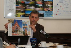 Arseniusz Finster strony gazety z Chojnicami pokazał na konferencji prasowej.