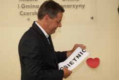Podczas otwarcia kardiologii na herbie Chojnic wisiała karteczką 'obietnica', którą zdjął burmistrz Finster.