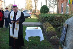 Poświęcenia pomnika dokonał biskup Wiesław Śmigiel. Znajduje się on przed byłym budynkiem szkoły. 