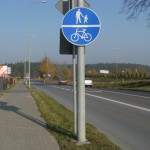 Ścieżka rowerowa przy Drobecie dopuszcza ruch pieszych. Po prawej stronie Kościerskiej jest ścieżka do Klawkowa.
