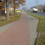 Ścieżka rowerowa po lewej stronie ul. Kościerskiej przy skrzyżowaniu z Bałtycką przechodzi z prawej na lewą stronę ciągu.