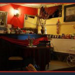 W piwnicy kawiarnio-herbaciarnia serwująca kawę i herbatkę oraz pyszne ciasta (również na ciepło: z lodami, bitą śmietaną i polewą). A wszystko okraszone jest miłą atmosferą i przyjemną muzyką. 
Możl