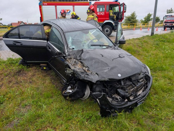 Chwila nieuwagi - dwa rozbite pojazdy na DW240