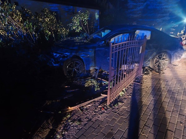 Pijany kierowca wjechał w ogrodzenie