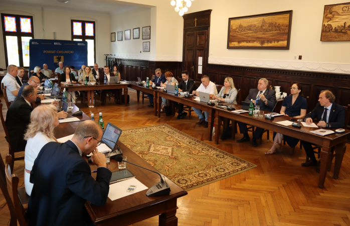 Rada Powiatu. Sprintem przez uchwały