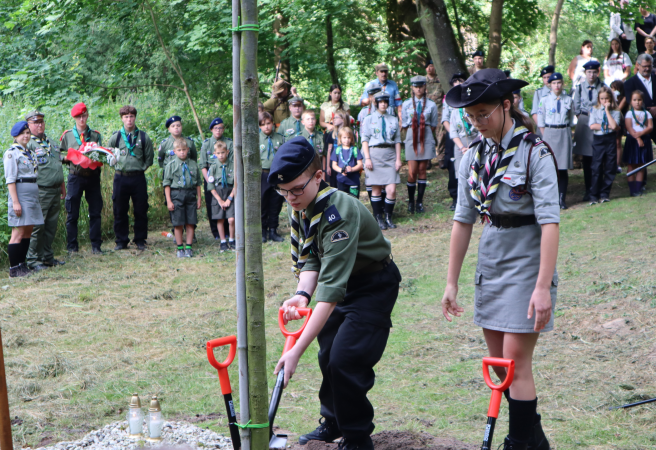 Dąb pamięci w Dolinie Śmierci. Hołd dla ofiar i przestroga dla przyszłych pokoleń