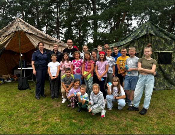 Jak bezpiecznie spędzać lato nad wodą i na drodze - spotkanie z policjantkami