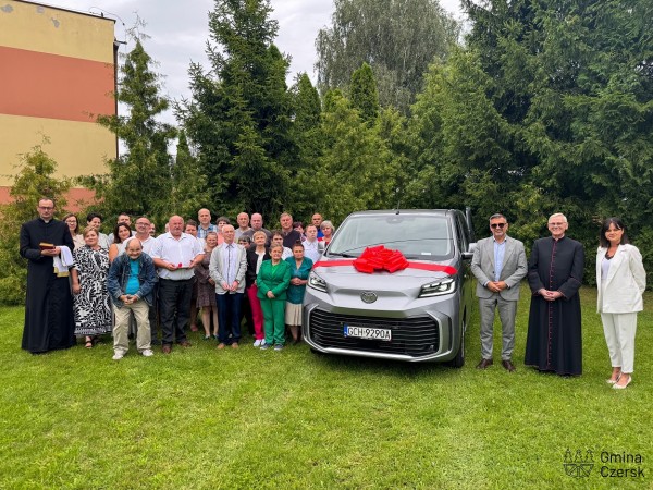 Nowy samochód dla uczestników ŚDS w Czersku oficjalnie przekazany