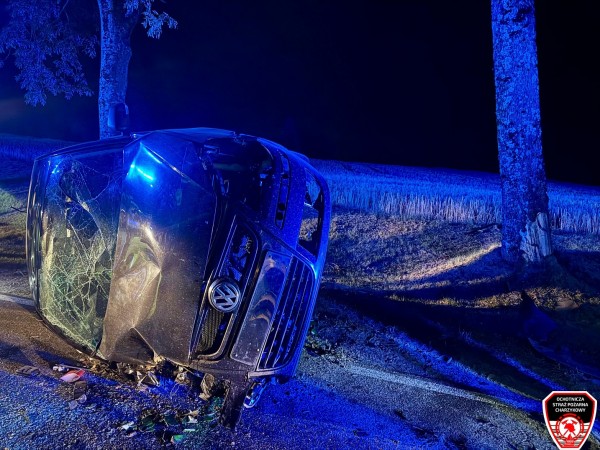 Volkswagen Polo wypadł z drogi w Czartołomiu