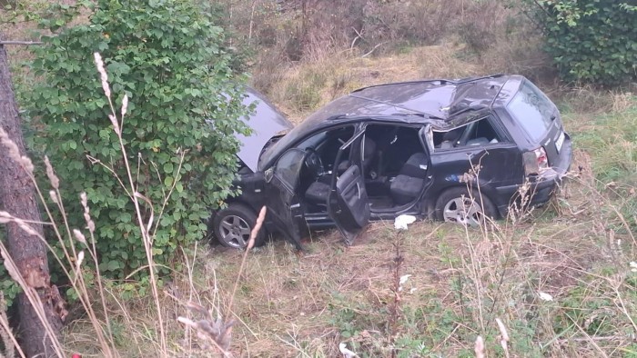 Samochód zjechał do nasypu! Jedna osoba w szpitalu
