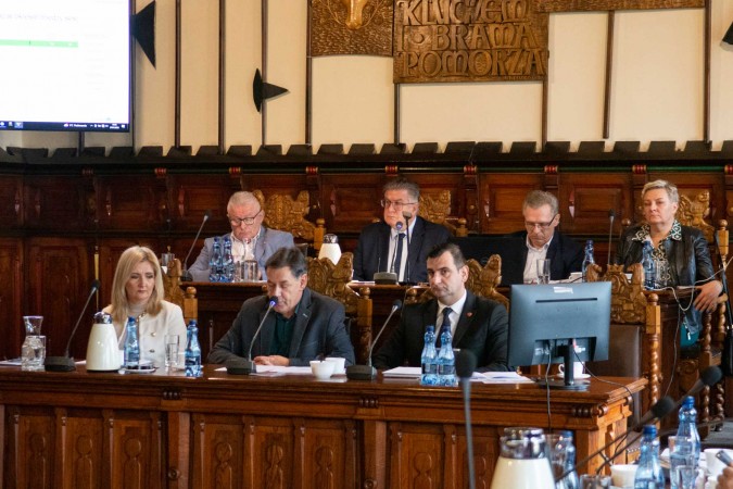 Do samorządów ma wpłynąć więcej pieniędzy