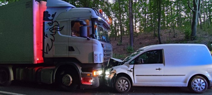 Zderzenie osobówki z ciężarówką na DW212. Jedna osoba w szpitalu