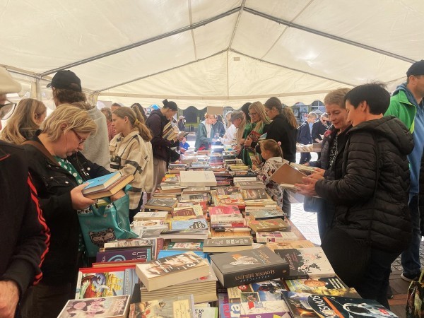 Wieka wymiana książek w Chojnicach ze znanymi autorami