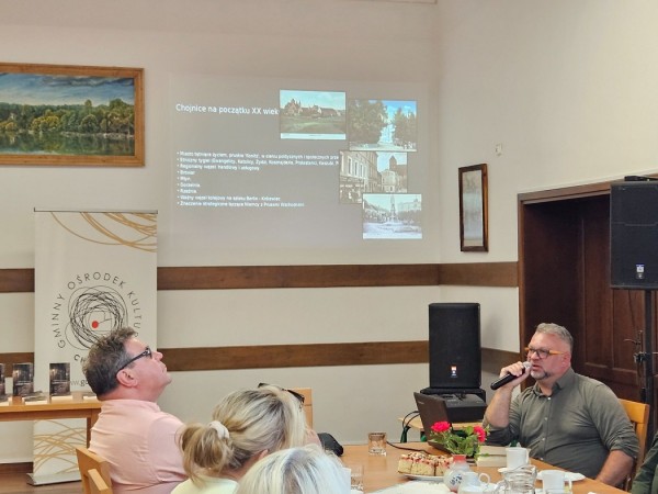 Lekcja historii regionu i otwarcie książkodzielni - spotkanie z Arturem Grysiakiem w Swornegaciach