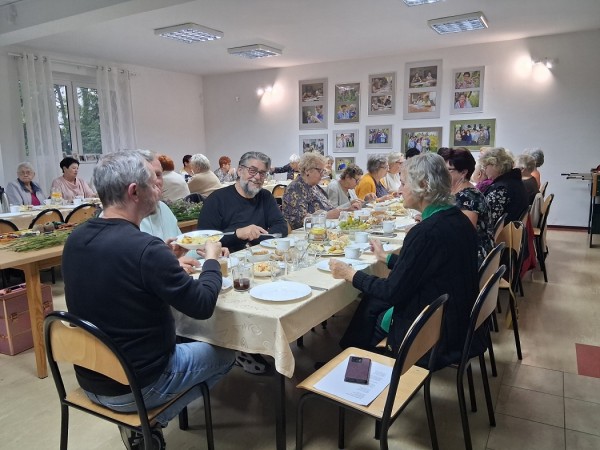 Spotkanie seniorów w rytmie tradycji i wspólnej zabawy