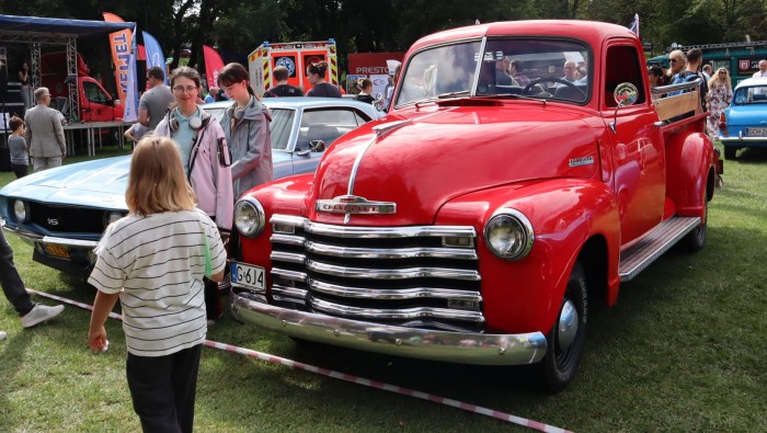 Zabytkowe auta na płycie rynku w Chojnicach