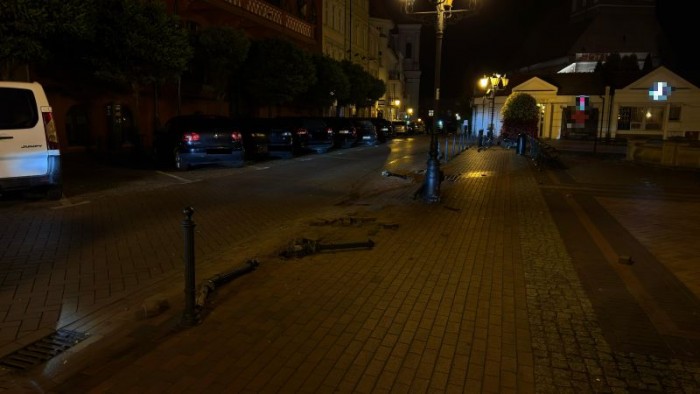 Niebezpieczny duet: jeden przyjechał po wino, drugi wjechał w słupki