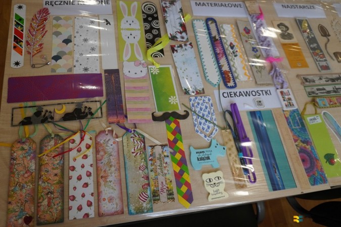 Wystawa zakładek do książek z okazji Ogólnopolskiego Dnia Zakładki