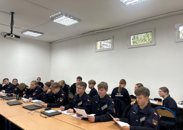 Policjanci wspierają zajęcia w klasach mundurowych