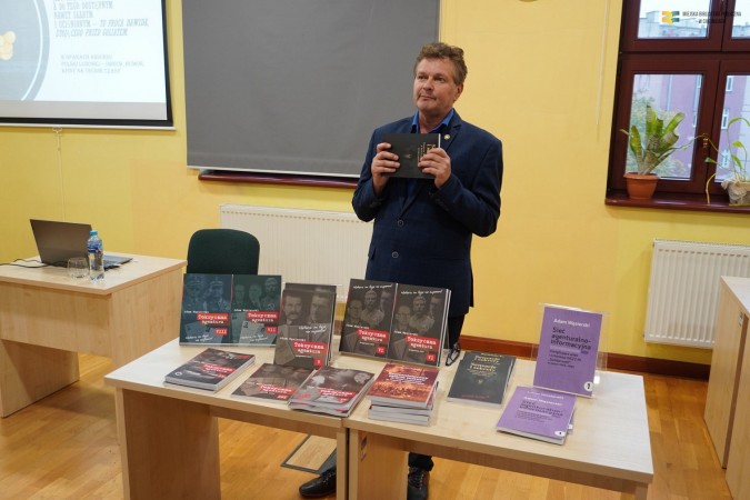 O nowych książkach i satyrze politycznej mówił dr Adam Węsierski