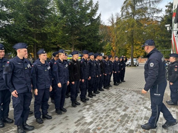 Dzielnicowy z Brus szkolił uczniów klasy mundurowej z musztry