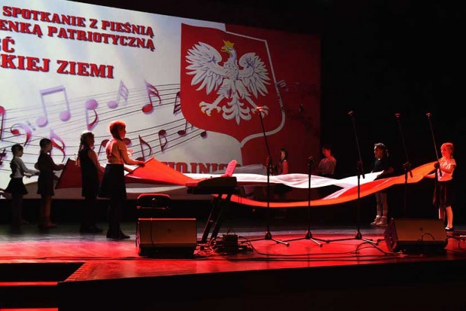 'Cześć Polskiej Ziemi' - muzyczna lekcja patriotyzmu w Chojnicach