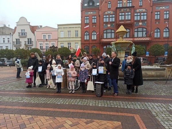 'Niepodległa do Hymnu' na rynku Starego Miasta w Chojnicach