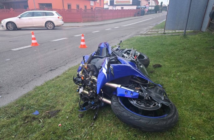 Motocyklista bez kasku zderzył się z Audi