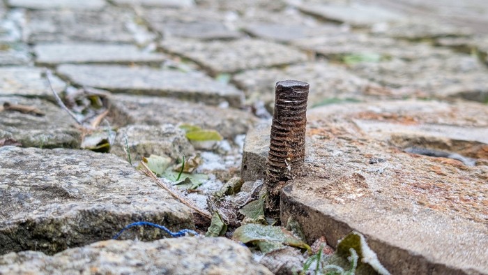Pręt wystawał z płyty rynku w Chojnicach