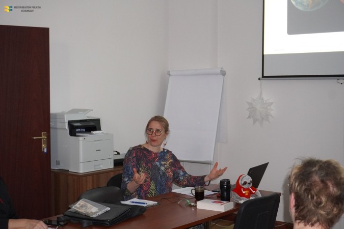 Wykład Katarzyny Marszałek dla seniorów o sztuce relacji