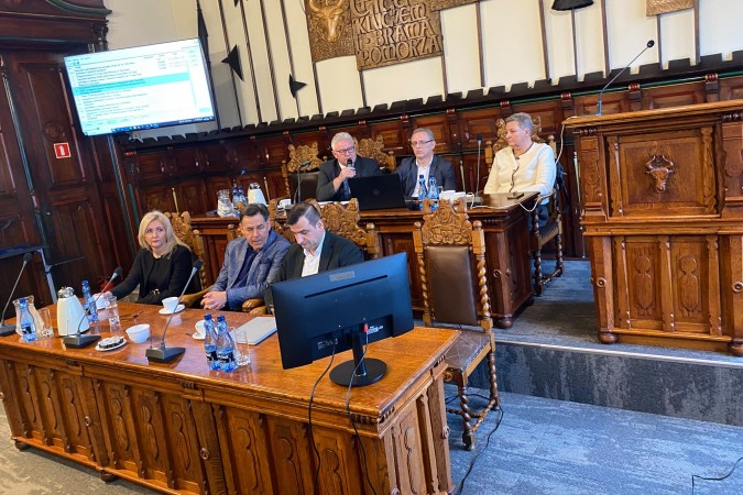 Cyrk na sesji Rady Miasta z lawiną niekulturalnych komentarzy