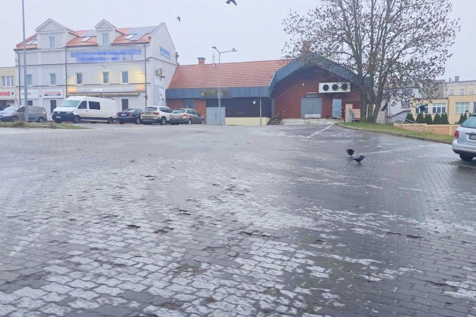 Szklanka na chodnikach i ulicach Chojnic. Służby w poślizgu