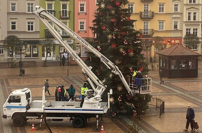 Choinka na rynku ozdobiona przez ekipę WTZ