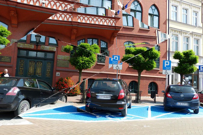 Parkingi dla niepełnosprawnych kontra dodatkowe płatne