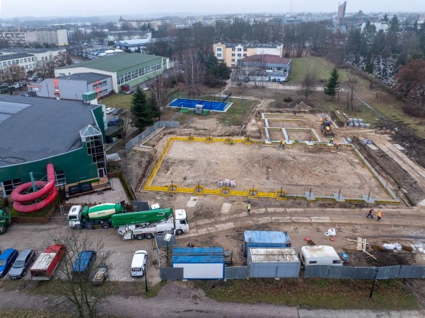 Postępują prace przy budowie lodowiska