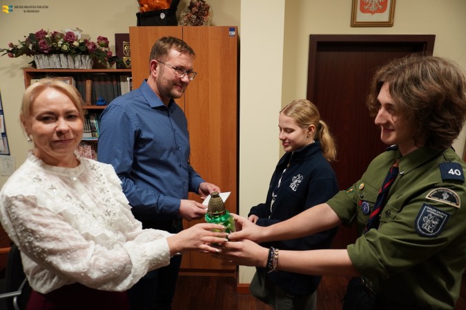 Betlejemskie Światło Pokoju w bibliotece