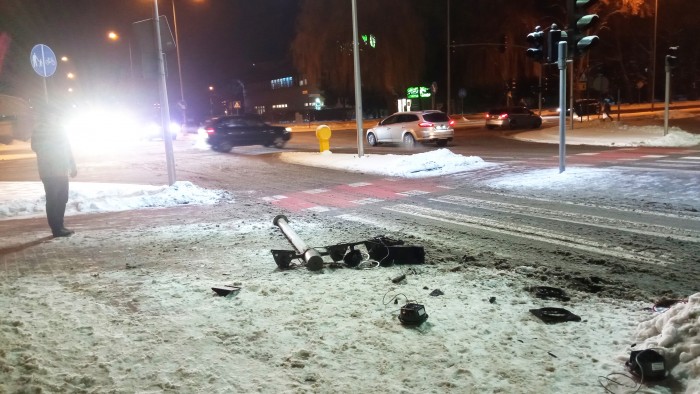 Sygnalizacja świetlna w Chojnicach nie działa. 'Skasował' ją tir