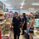 Policjanci sprawdzają przestrzeganie przepisów związanych z pandemią