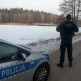 Policjanci ostrzegają przed wchodzeniem na niebezpieczny lód