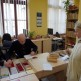 Dyrektor muzeum Marcin Synak za biblioteczną ladą
