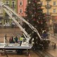 Choinka na rynku ozdobiona przez ekipę WTZ