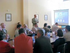 Prezes Tomasz Klemann przedstawia informacje o działalności Wodociągów.