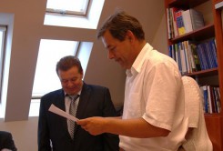 Burmistrz Finster i Józef Urbaniak w chwilę po podpisaniu umowy.