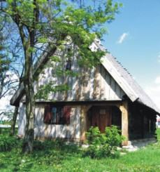 Zmieni się także otoczenie chaty podcieniowej w Silnie (fot. www.gokchojnice.pl)