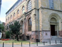 Pozostałości reduty powstańczej Banku Polskiego przy Bielańskiej 10.