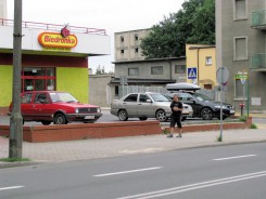 Murek przy parkingu Biedronki jest zniszczony na połowie długości. Stan na 31.07.